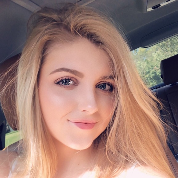 Meet your Posher, Hailey - Picture 1 of 1